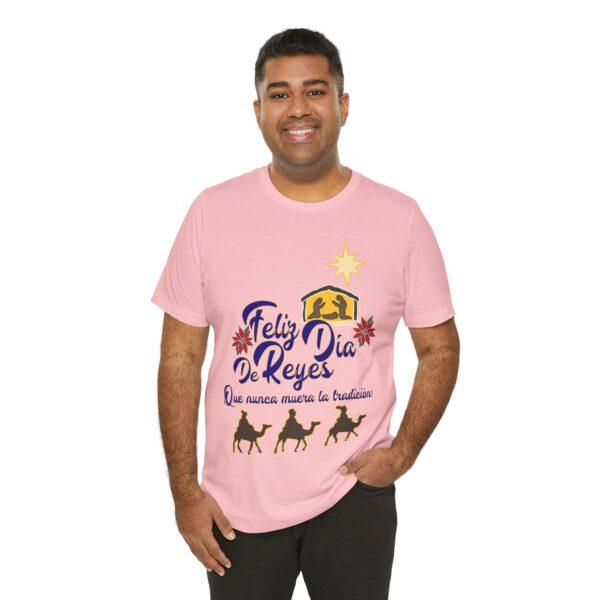 Feliz Dia de Reyes Que Nunca Muera La Tradición Unisex T-Shirt - Image 26