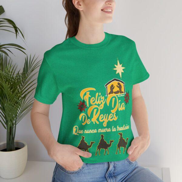 Feliz Dia de Reyes Que Nunca Muera La Tradición Unisex T-Shirt - Image 33