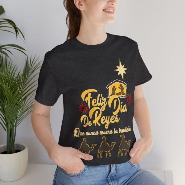 Feliz Dia de Reyes Que Nunca Muera La Tradición Unisex T-Shirt - Image 8