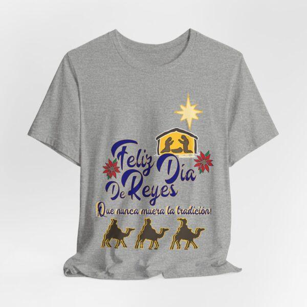 Feliz Dia de Reyes Que Nunca Muera La Tradición Unisex T-Shirt - Image 4