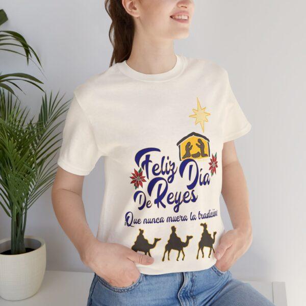 Feliz Dia de Reyes Que Nunca Muera La Tradición Unisex T-Shirt - Image 14