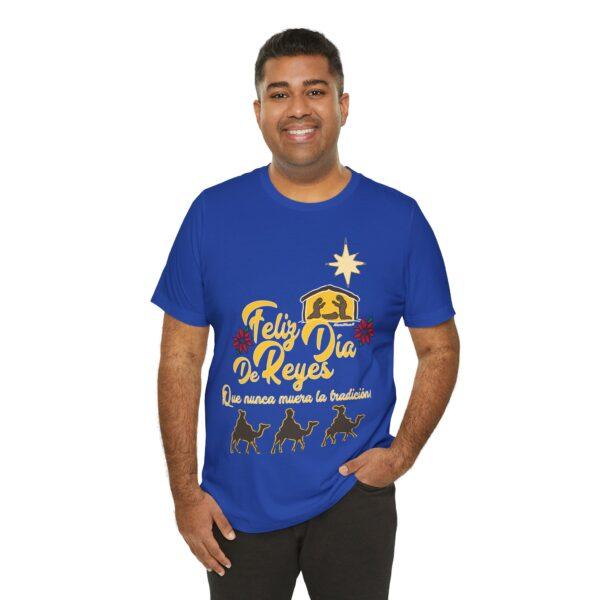 Feliz Dia de Reyes Que Nunca Muera La Tradición Unisex T-Shirt - Image 19