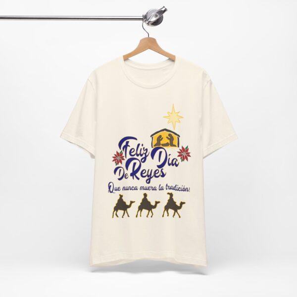 Feliz Dia de Reyes Que Nunca Muera La Tradición Unisex T-Shirt - Image 13