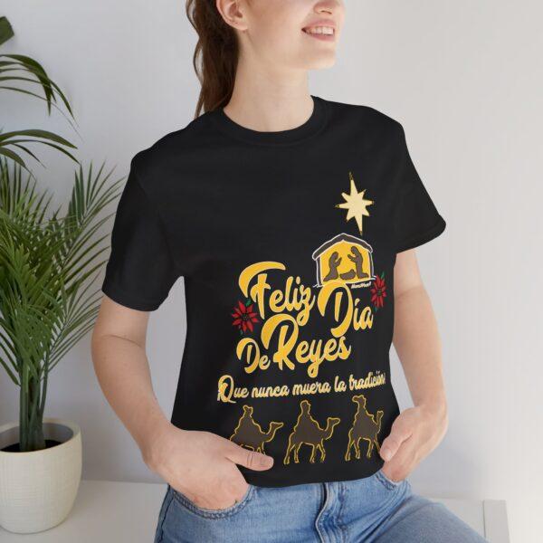 Feliz Dia de Reyes Que Nunca Muera La Tradición Unisex T-Shirt - Image 2