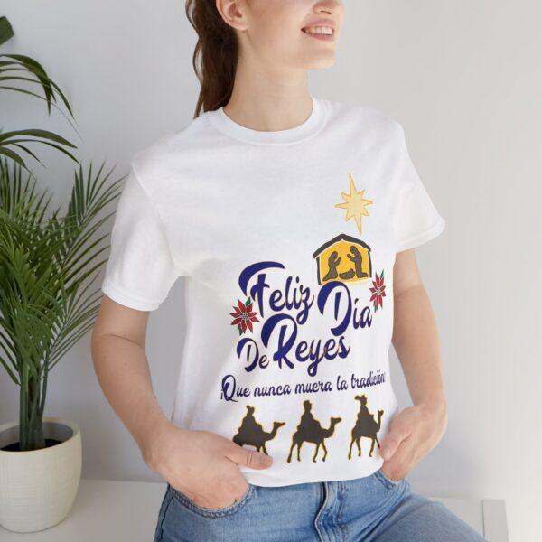 Feliz Dia de Reyes Que Nunca Muera La Tradición Unisex T-Shirt - Image 20