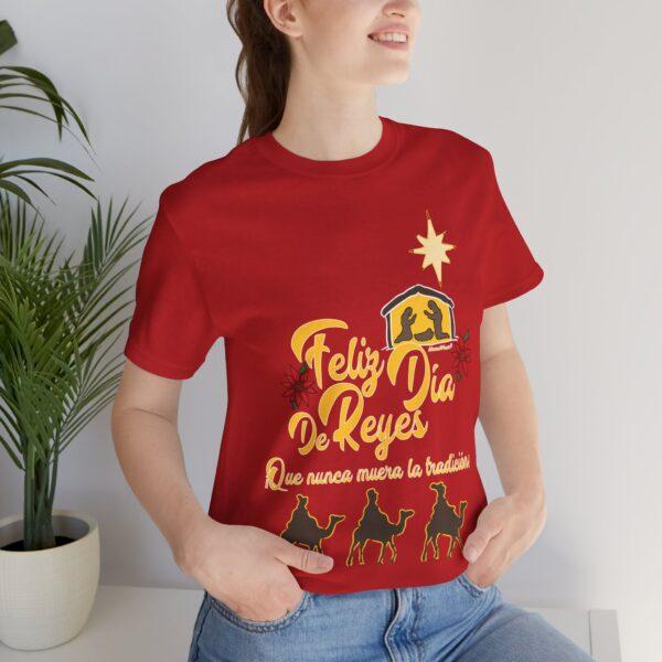 Feliz Dia de Reyes Que Nunca Muera La Tradición Unisex T-Shirt - Image 16