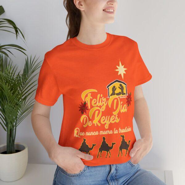 Feliz Dia de Reyes Que Nunca Muera La Tradición Unisex T-Shirt - Image 31