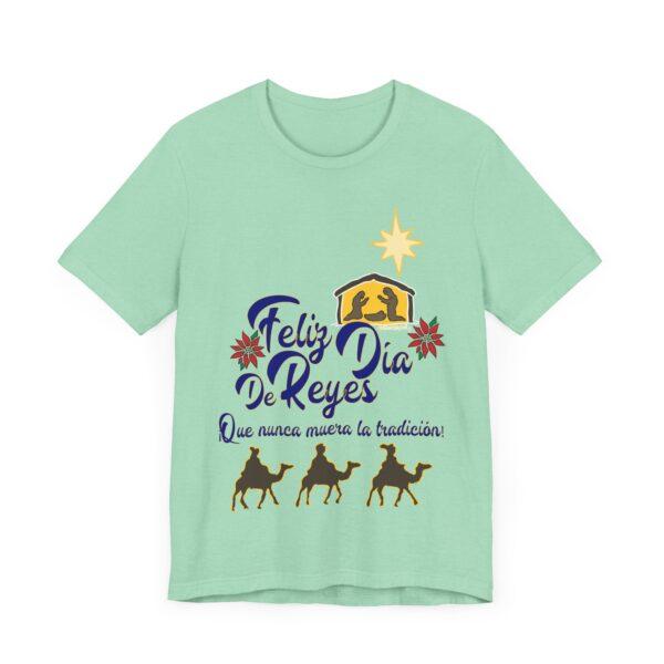 Feliz Dia de Reyes Que Nunca Muera La Tradición Unisex T-Shirt - Image 36