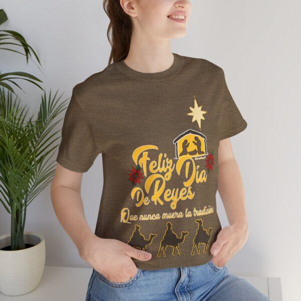 Feliz Dia de Reyes Que Nunca Muera La Tradición Unisex T-Shirt - Image 29