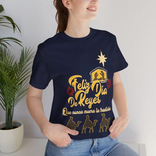 Feliz Dia de Reyes Que Nunca Muera La Tradición Unisex T-Shirt - Image 35