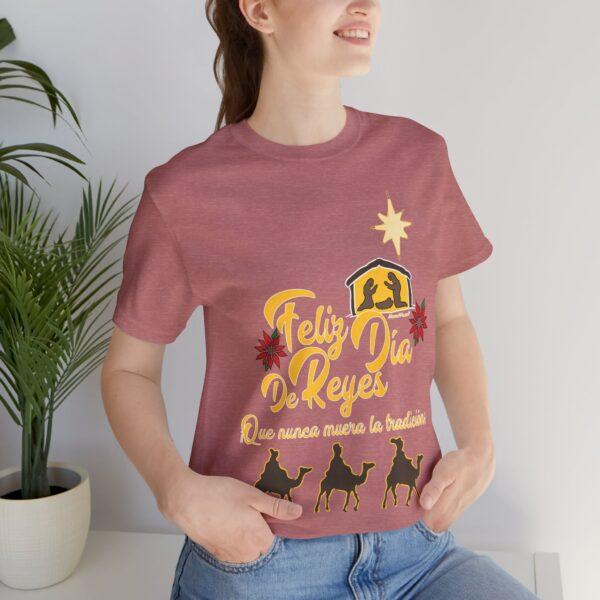 Feliz Dia de Reyes Que Nunca Muera La Tradición Unisex T-Shirt - Image 23