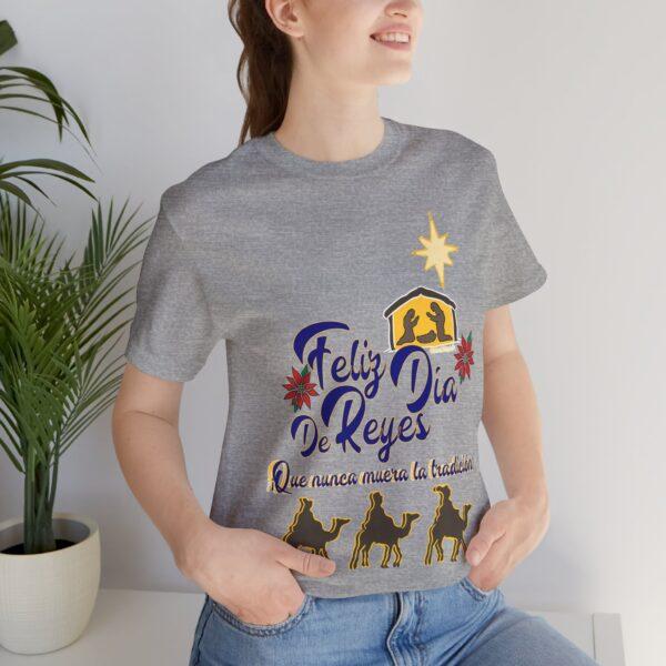 Feliz Dia de Reyes Que Nunca Muera La Tradición Unisex T-Shirt - Image 3