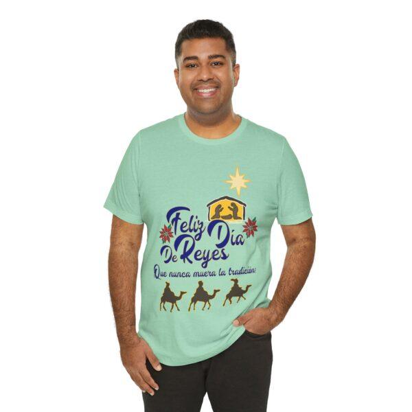 Feliz Dia de Reyes Que Nunca Muera La Tradición Unisex T-Shirt - Image 38